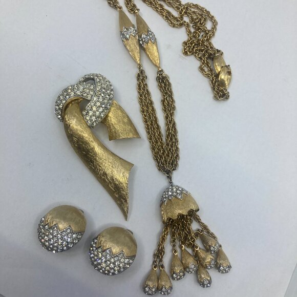 Vtg AVON de BELLEVILLE BOUCHER 5715 gold pave rhinestone tassel earrings brooch - Picture 1 of 7